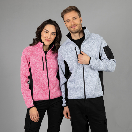 Monviso ManFLEECES / JRC - JAMES ROSS COLLECTIONΑνδρική ζακέτα FleeceΠεριγραφή: Κλείσιμο με μαύρο φερμουάρ ΥΚΚ, ρεγκλάν μανίκια και μαύρες λεπτομέρειες από ελαστικό ύφασμα στα πλευρά. Διαθέτει 1 τσέπη στο στήθος με φερμουάρ, 1 τσέπη στο μανίκι με φερμουάρ και 2 τσέπες στο πλάι με φερμουάρ. Επίσης, έχει εσωτερικό κολάρο σε χρωματική αντίθεση με θηλύκι κρέμ. Σύνθεση: 280g/m², 100% ΠολυέστερΕφαρμογή ως Επαγγελματική Ένδυση: Ιδανικό για εργαζόμενους σε χώρους εστίασης και υπαίθριες δραστηριότητες, προσφέροντας άνεση και προστασία από το κρύο. Δυνατότητα Προσαρμογής: Διαθέτει τη δυνατότητα εκτυπώσεων λογοτύπου ή μηνύματος του πελάτη, ώστε να ενισχύσετε την επωνυμία σας. Διαθεσιμότητα σε Χρώματα: Διατίθεται σε ποικιλία χρωμάτων για να καλύψει τις ανάγκες σας. Επικοινωνήστε μαζί μας για να βρούμε μαζί αυτό που θέλετε.